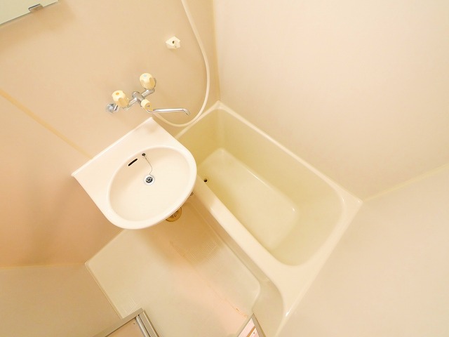 バス・シャワールーム　コンパクトで使いやすいお風呂です