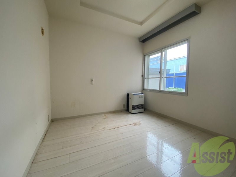 その他部屋・スペース　寝室はこちらです。光が差し込む、温かみのあるお部屋です。
