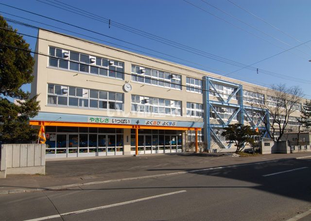 小学校　八軒小学校（小学校）まで957m