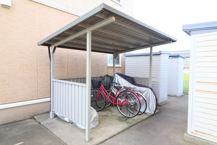 その他　駐輪場完備で自転車も雨風にさらされません！