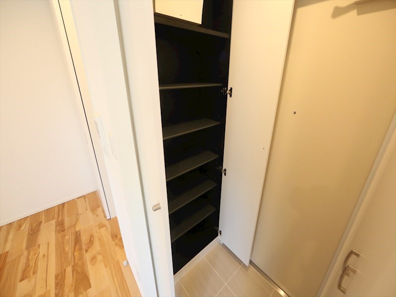 玄関　玄関　シューズボックス付（収納充実してます）