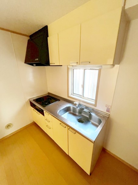 キッチン　３口コンロです♪グリルも♪ついでに調理スペースも広め♪