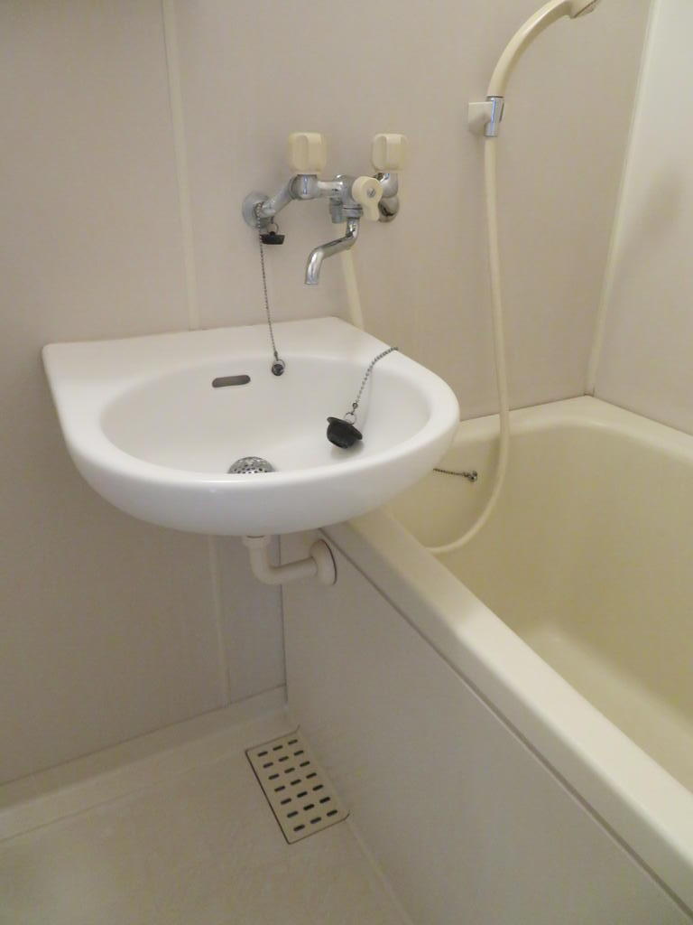 バス・シャワールーム　洗面ボウル付きの広々としたお風呂です♪