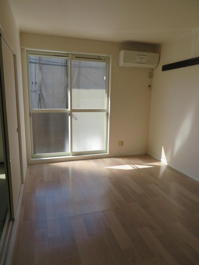 その他部屋・スペース　洋室６帖・雨戸シャッター付き