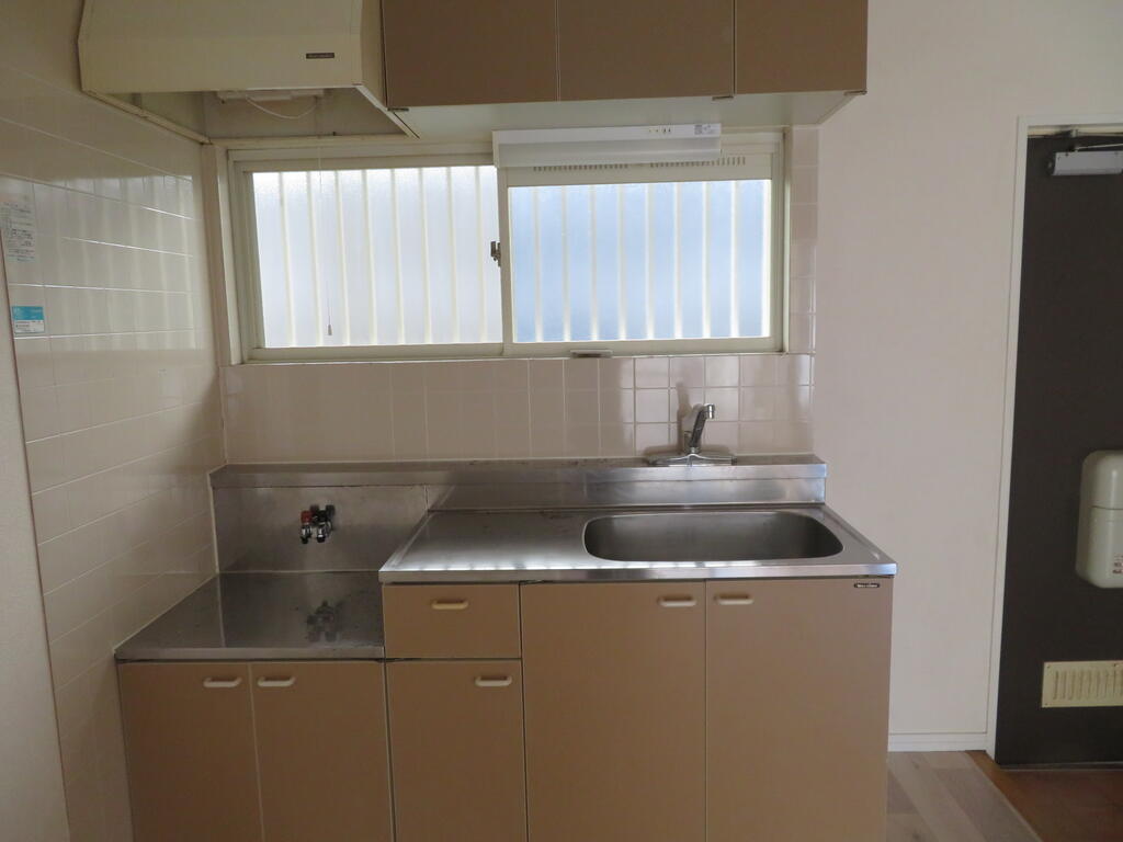 キッチン　窓付きの明るいキッチンです♪