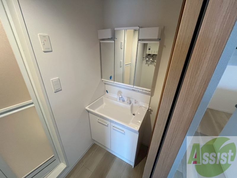 洗面設備　独立洗面台です。大きくてよいですね。シャンプーもできます！