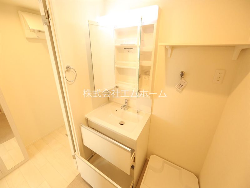 洗面設備　脱衣所　独立洗面台（シャンプードレッサー付）収納スペース有