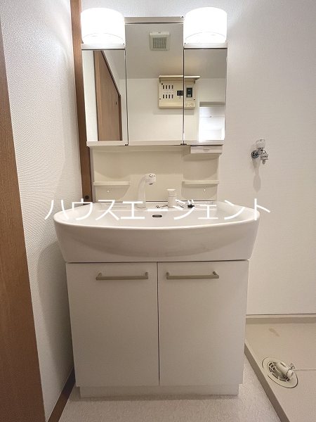 洗面設備　独立洗面台です。※参考写真