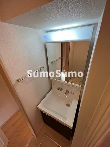 洗面設備　明るい洗面所です