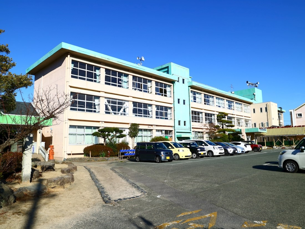 小学校　岡垣町立吉木小学校（小学校）まで958m