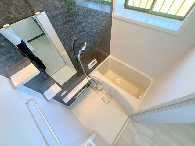 バス・シャワールーム　広めのお風呂は一日の疲れを癒してくれます。