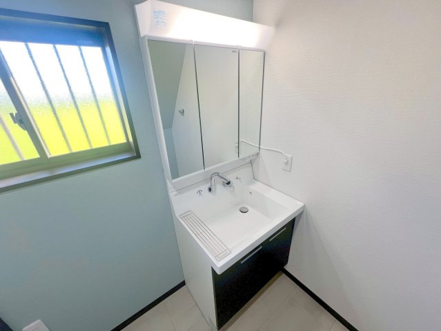 洗面設備　身支度が出来る独立洗面台です。