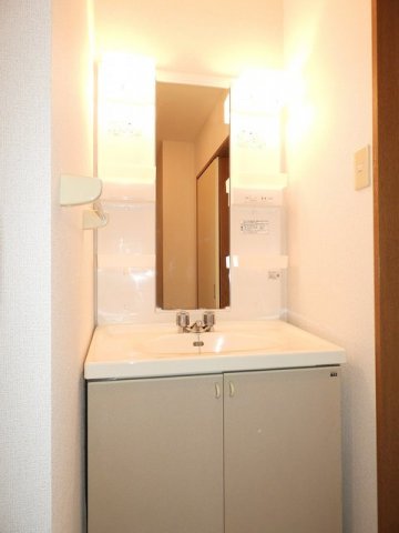 洗面設備　ゆったりとスペースのある洗面所