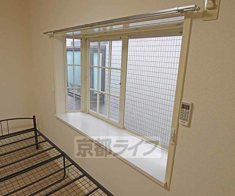 その他部屋・スペース　奥行きのある窓です。