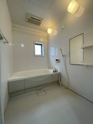 バス・シャワールーム　コンパクトで使いやすいお風呂です