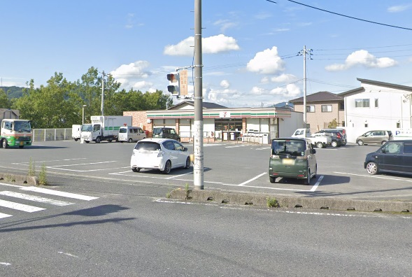 コンビニ　セブンイレブン（コンビニ）まで512m