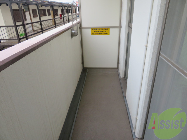 バルコニー　バルコニーは天気の良い日には洗濯物も良く乾きそうですね。