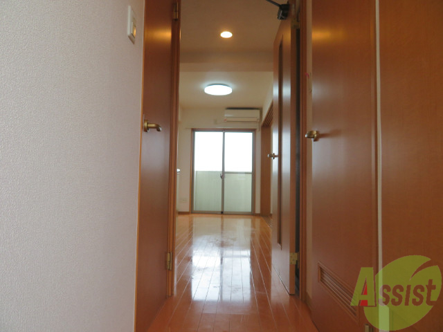 玄関　玄関を入って左にはトイレがあり右は浴室になります。