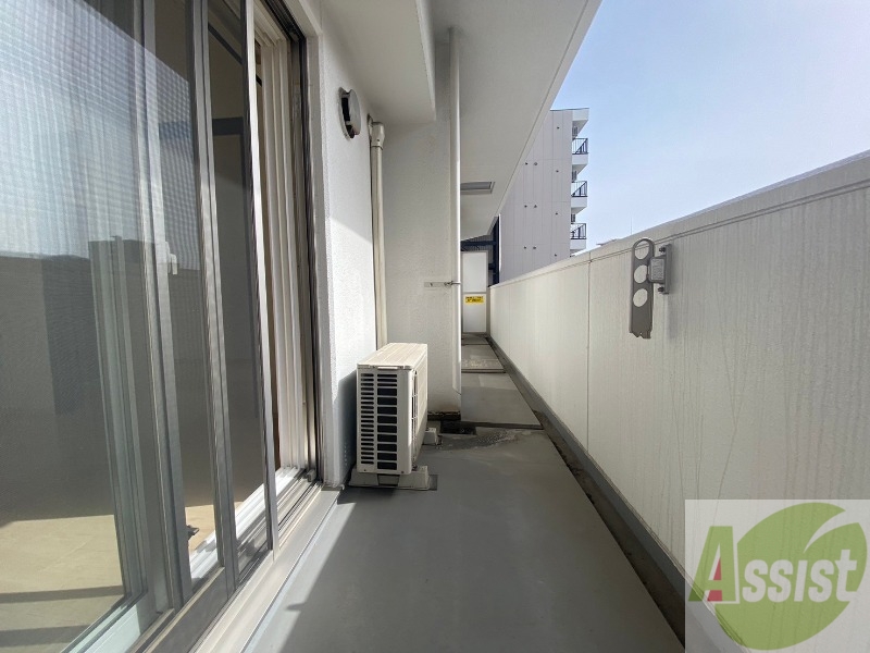 バルコニー　バルコニーは幅があり、広い印象を受けました。