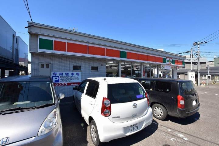 コンビニ　ファミリーマート（コンビニ）まで592m