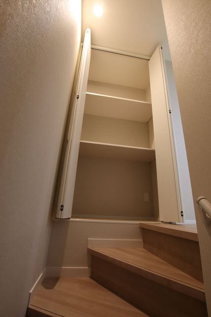 その他　階段に収納有り