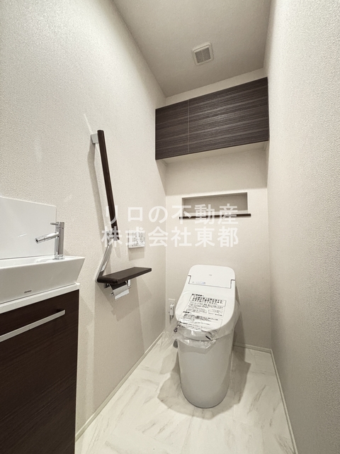 トイレ　白基調で清潔感のあるトイレです♪