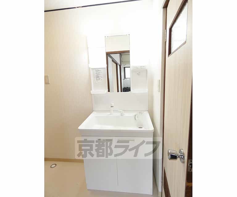 洗面設備　独立洗面台付きです。