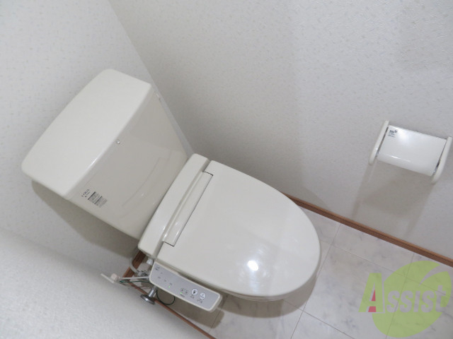 トイレ　ウォシュレット機能がついたトイレです。安心して使用できますね
