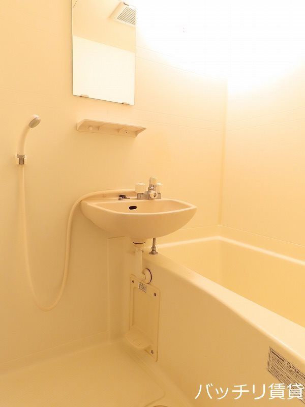 バス・シャワールーム　同型タイプの為、現状を優先致します。