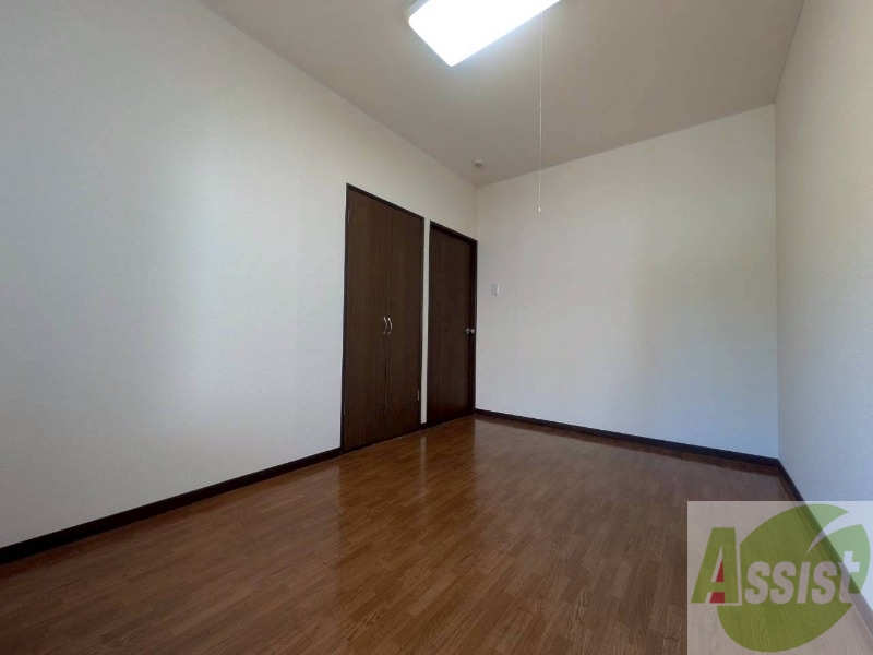 その他部屋・スペース　寝室はこちらです。光が差し込む、温かみのあるお部屋です。