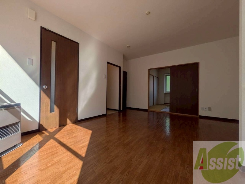 居室・リビング　リビングです。戸を開けるとより開放的ですね。