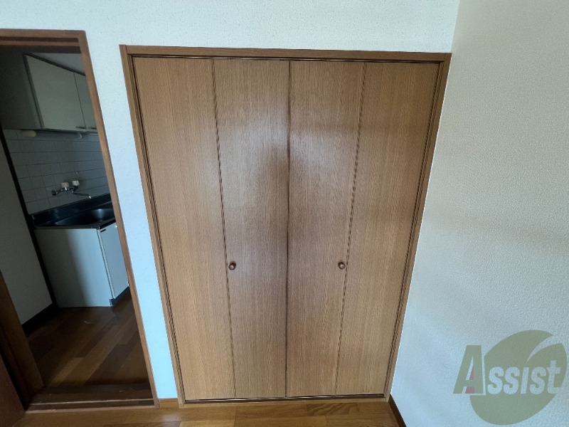 収納　収納は縦にも高さがあり、丈の長い物でも収納可能です。