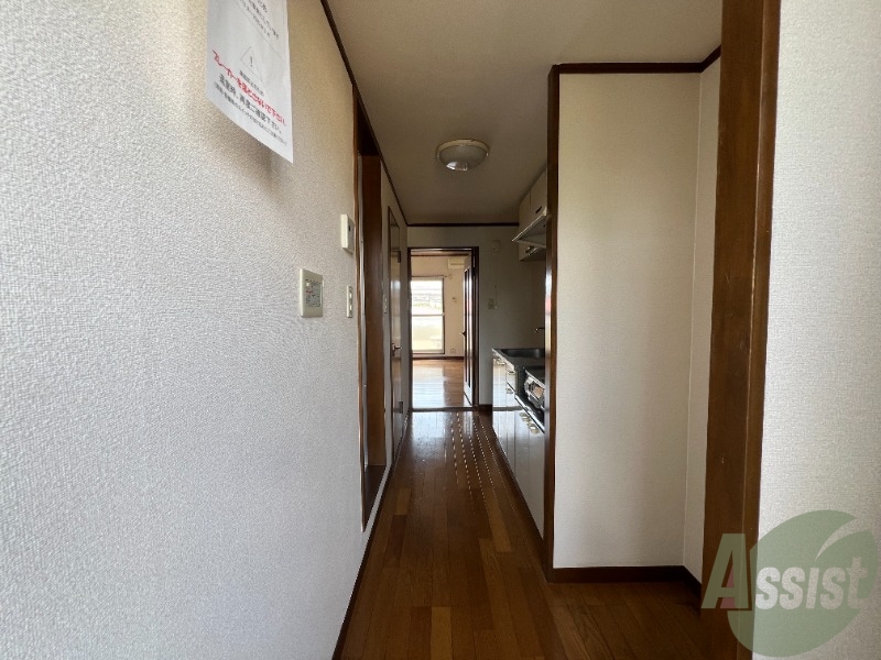 玄関　玄関を入ると洋室に繋がるキッチン廊下になってます。