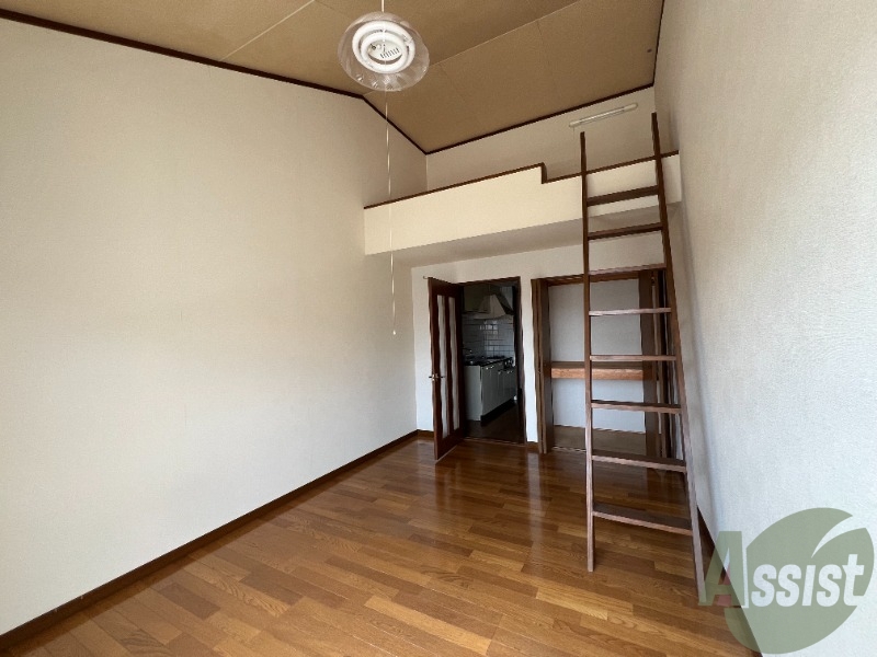 居室・リビング　７．３帖の洋室です。天井が高く開放館がありますね。