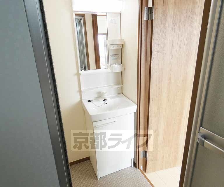 洗面設備　独立洗面台付きです。