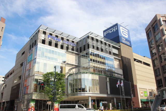 ドラックストア　メディコ２１広島店（ドラッグストア）まで326m