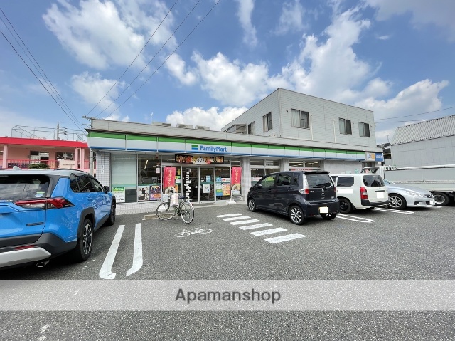 コンビニ　ファミリーマート（コンビニ）まで695m