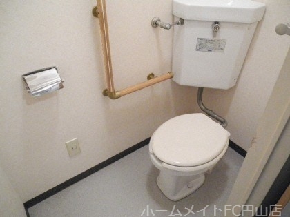 トイレ　別号室の写真になります