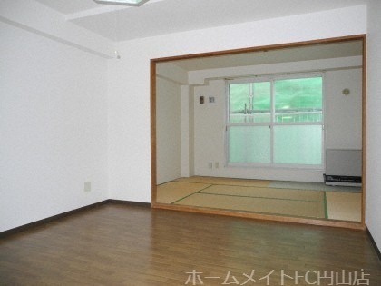 居室・リビング　別号室の写真になります