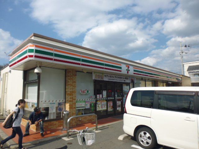 コンビニ　セブン-イレブン向日寺戸店（コンビニ）まで825m