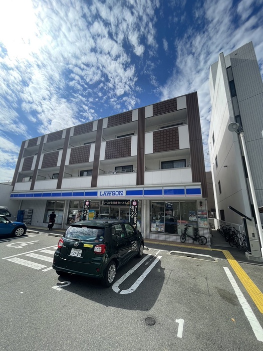 コンビニ　ローソン 玉川三丁目店（コンビニ）まで300m