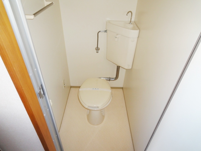 トイレ　同物件別号室の写真です。