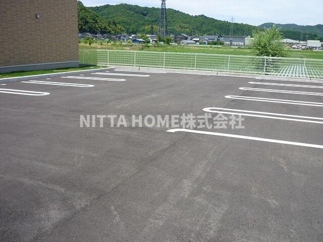 駐車場　屋根付きの駐輪場は無料です◎