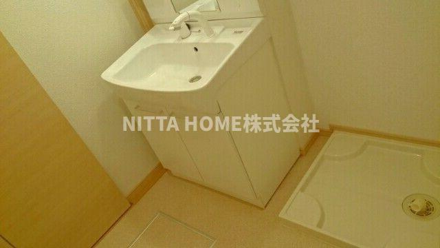 洗面設備　シャワー付きの洗面台朝の準備も楽々です♪