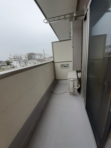 バルコニー　暖かな日差しのふりそそぐバルコニー