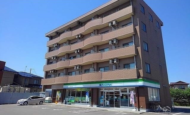 コンビニ　ファミリーマート茨島四丁目店（コンビニ）まで236m