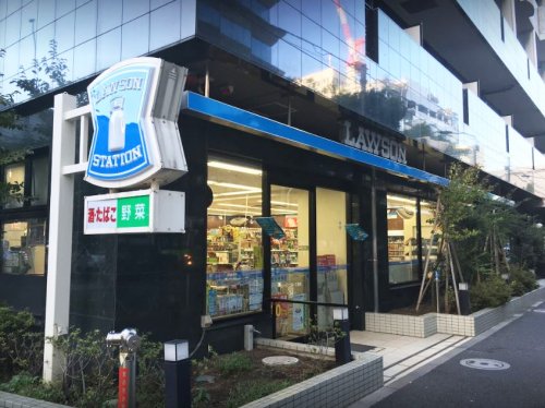 コンビニ　ローソン 三田一丁目店（コンビニ）まで150m