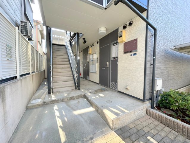 エントランス　エントランス周辺はいつもキレイに片付けられています。