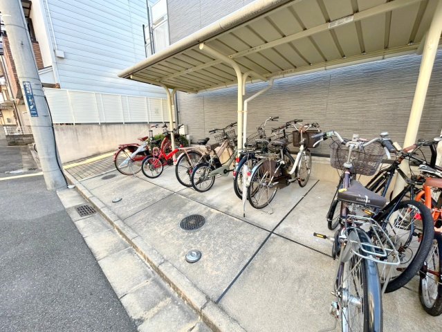 駐車場　敷地内には入居者専用の駐輪スペースもあります。