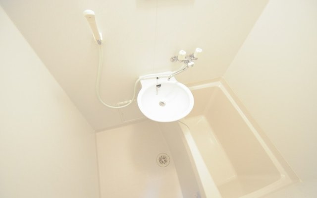 洗面設備　写真は別号室のものです。